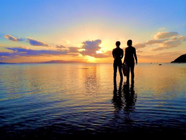 水面から水平線に沈む夕日を・・・