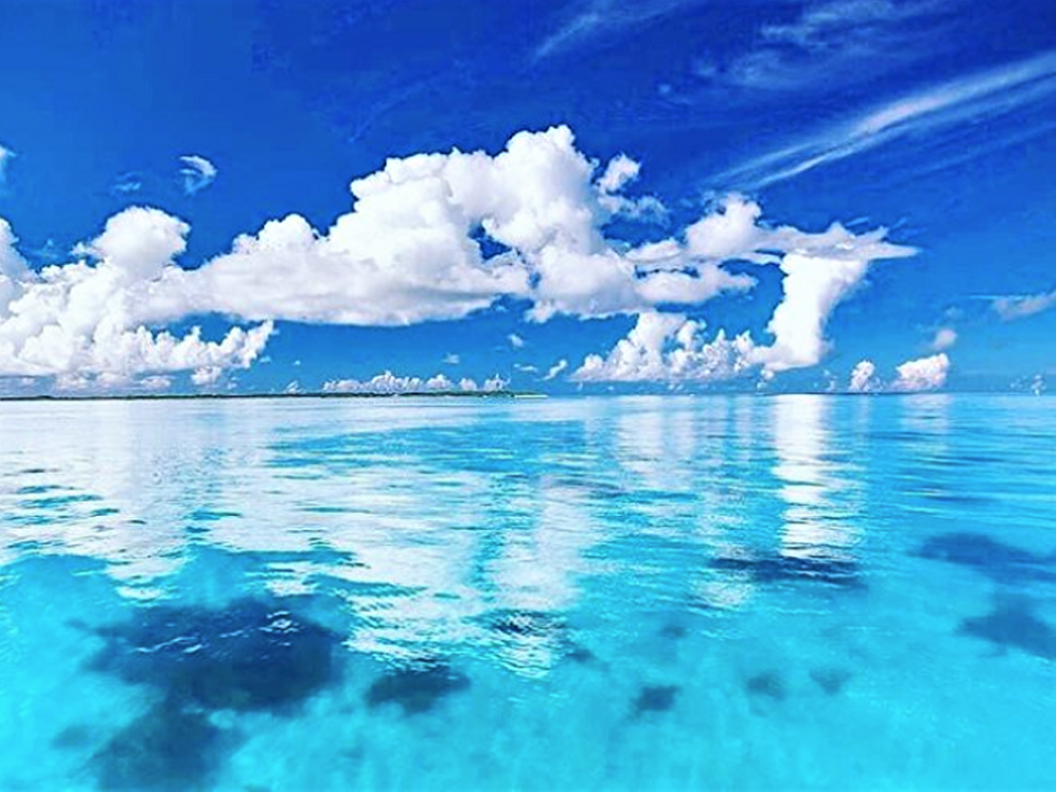 砂地が写真映えする黒島ブルーの海へ！