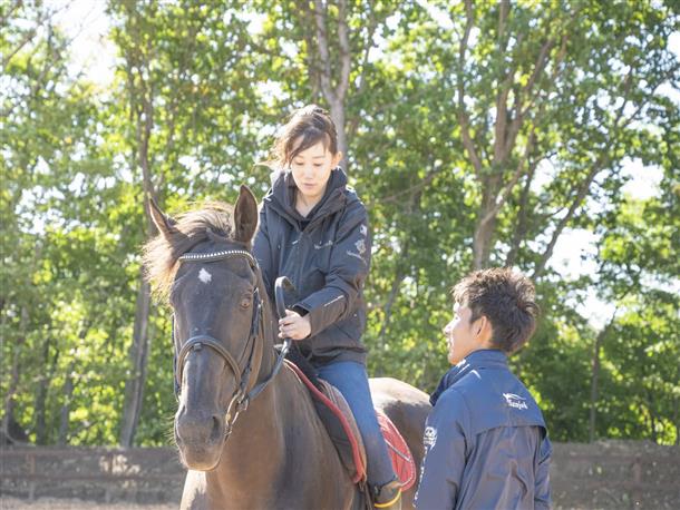 乗馬する際は、スタッフがサポートします