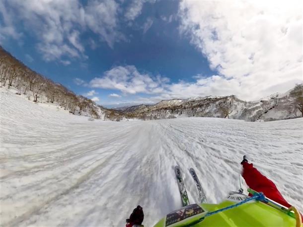 広い大斜面で滑る春スキーは、豪快です。