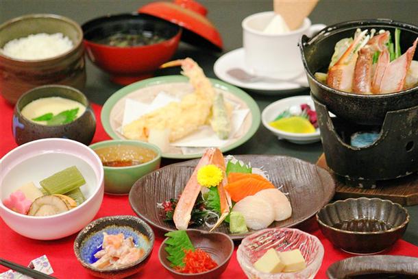 夕食の『ズワイガニフルコースの和食膳』 