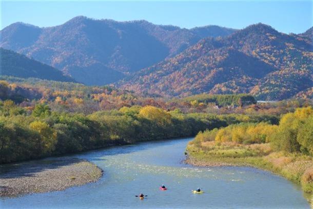 雄大な富良野の風景と空知川