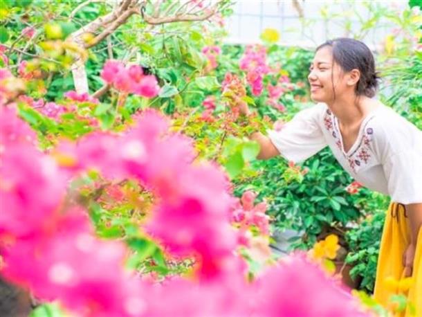 亜熱帯の花と一緒に記念撮影