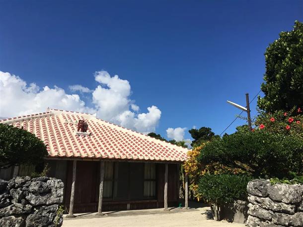 沖縄らしい赤瓦の屋根
