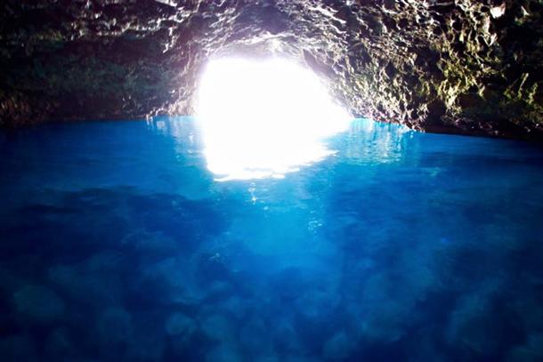 海の底まで見える透明度が高い矢越ブルー
