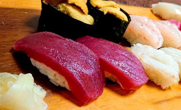 握ったお寿司と大将の握った寿司を食べ比べ