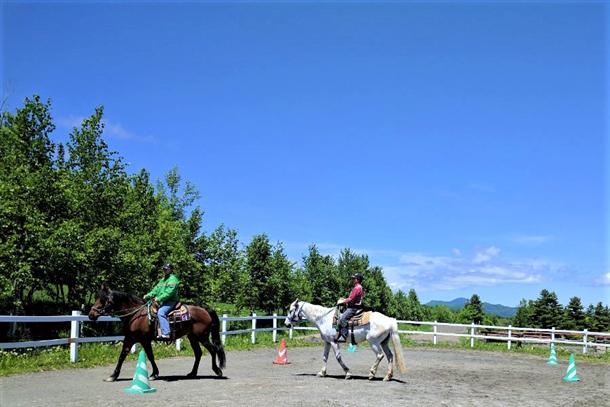 牧歌的な雰囲気の中乗馬！