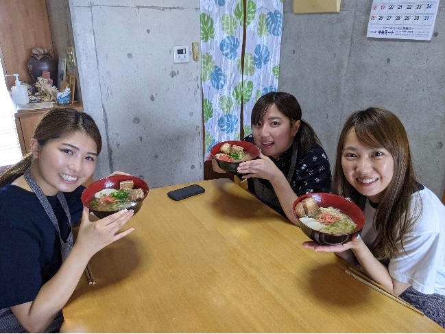 特製ダシが効いた沖縄そばの完成♪