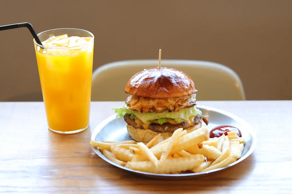 「HEY」と気軽に食べに行きたい、 沖縄県産豚肉たっぷりのローカルバーガー