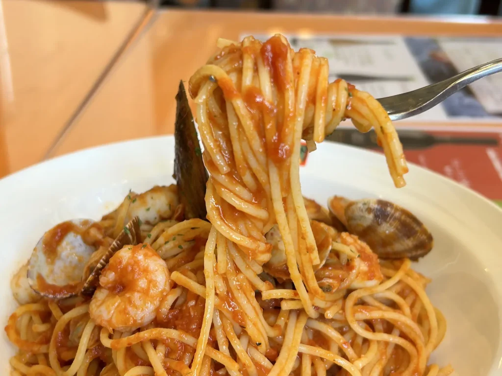 激辛魚介のトマトソースパスタ