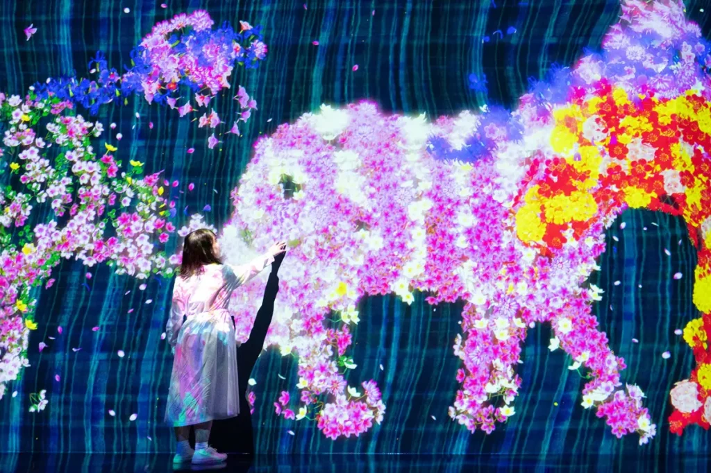 チームラボの花と共に生きる動物たち