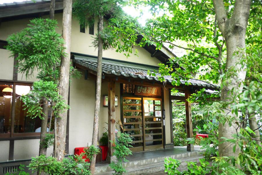 緑に囲まれた古民家風な店舗