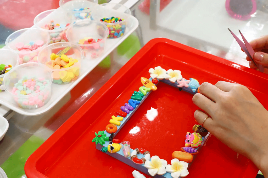 くっつける作業の時の顔は真剣そのもの…（笑）