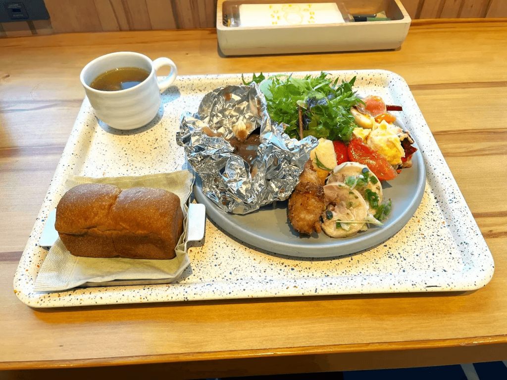 直営するベーカリー&カフェ「とらとふうせん」