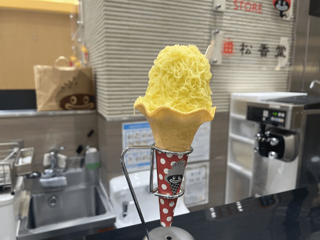 お店の名物「うなぎいもモンブランソフト」