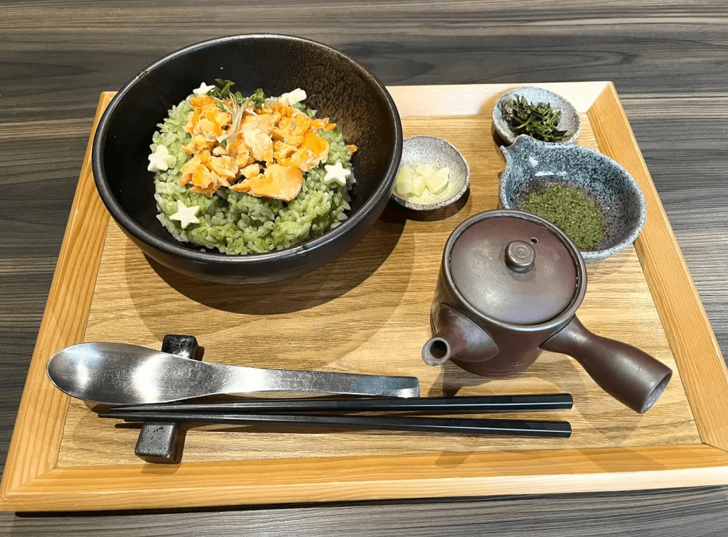 ご飯ものには、白米ではなくオリジナルの緑茶ごはんを使用