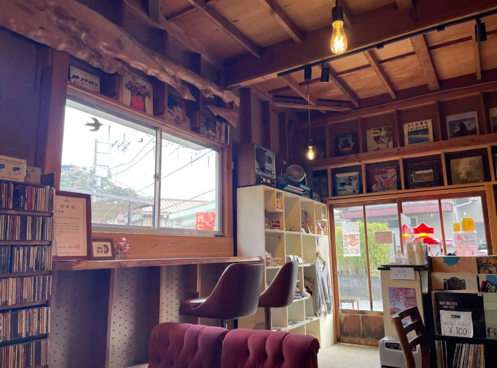 レコードがあふれる味のある店内
