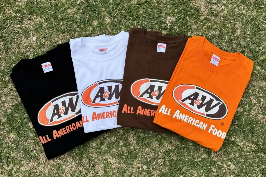 「Ａ＆Ｗ」のロゴ入りのTシャツ