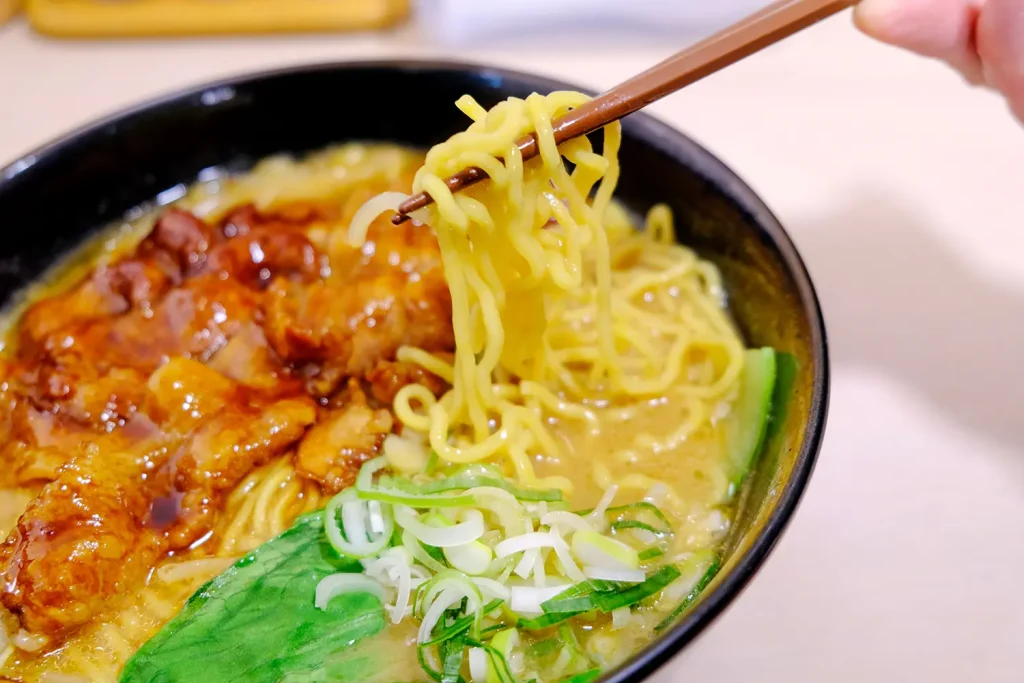 黄色が鮮やかな中太縮れ麺