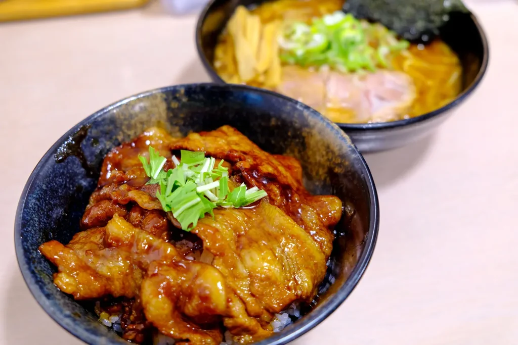 帯広の豚丼と札幌ラーメンを両方楽しめるセット
