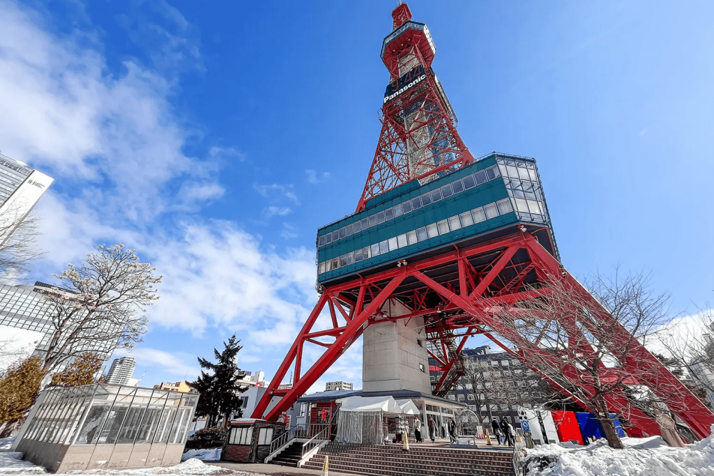 真下から見上げるさっぽろテレビ塔
