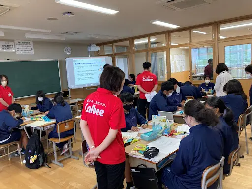 恩納村立うんな中学校3年Ｃ組の生徒36名がカルビーとの共同開発に取り組んだ