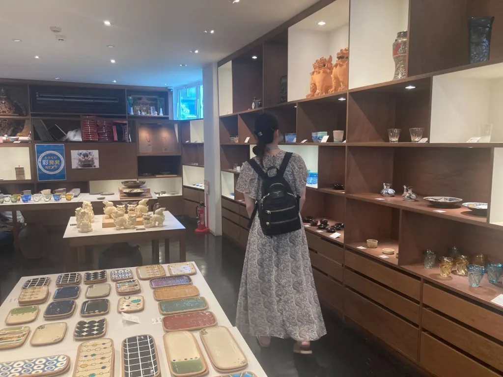 琉球民芸センターの店内