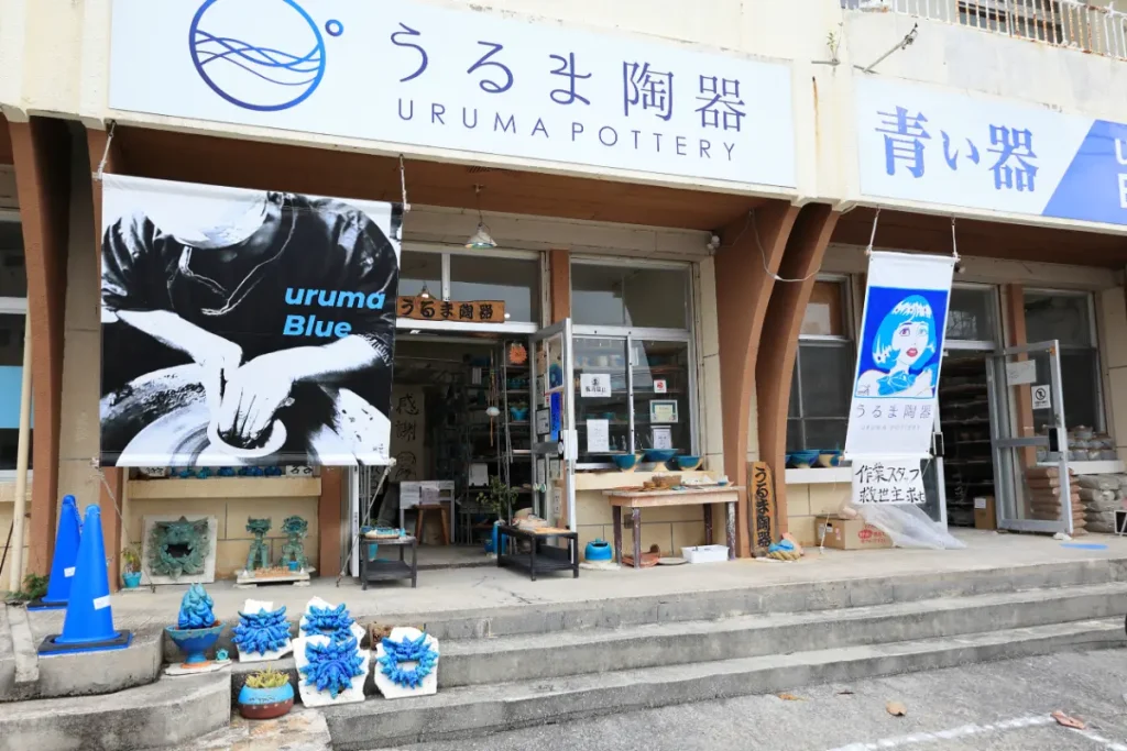 青色がチラリと見えて、買い物ゴコロをくすぐる外観