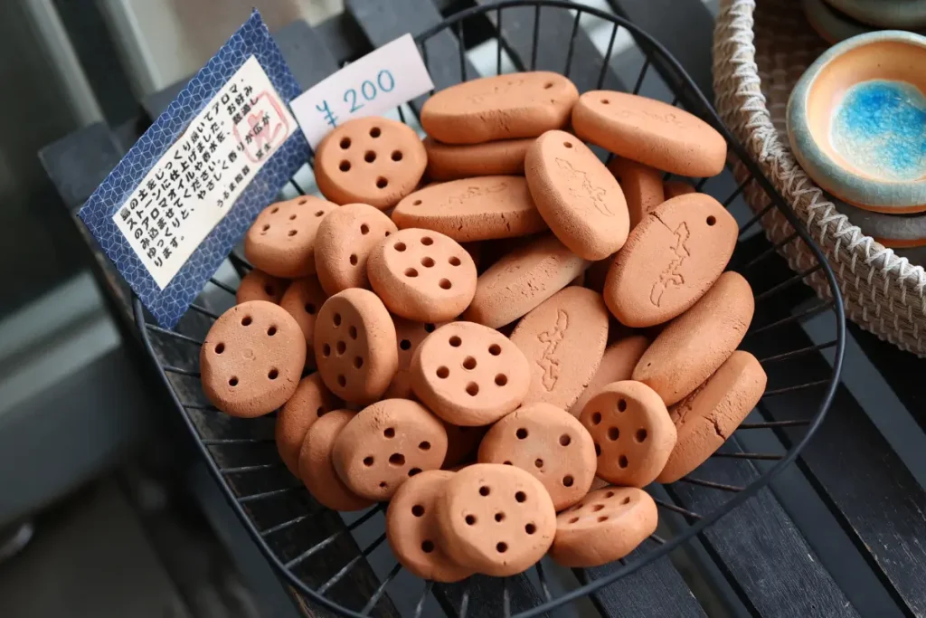 気軽にやちむんを楽しめる小物類は、配り用のお土産に