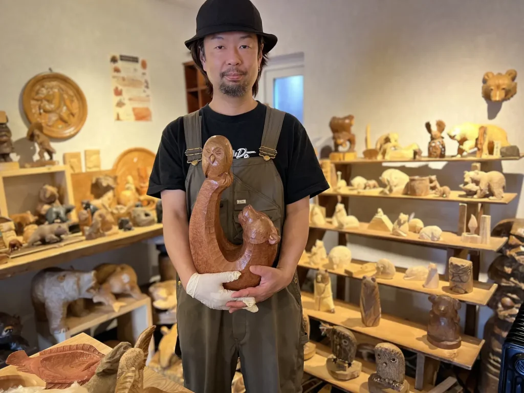 大村さんと定山渓の木彫家・三好純男さんの作品