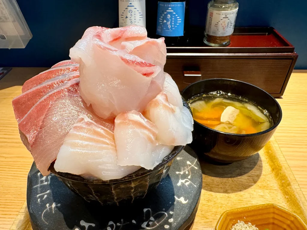 狸COMICHIシハチ鮮魚店ランチ
